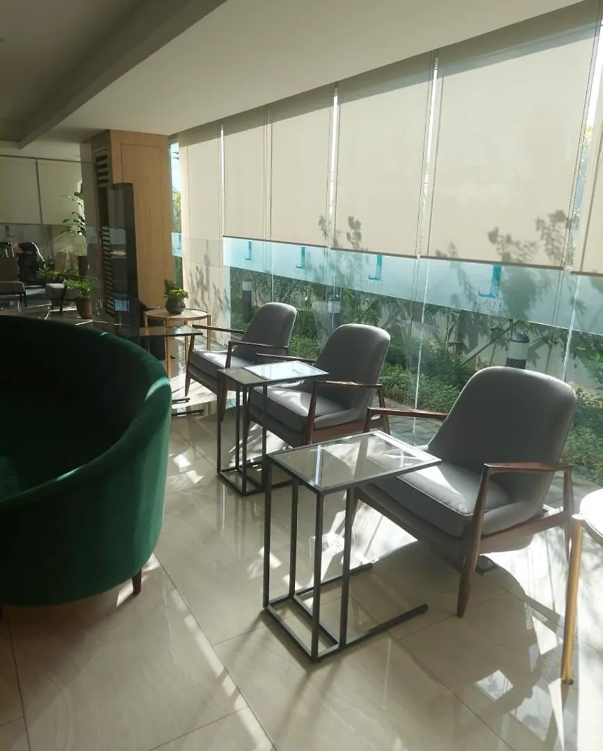 2 Double Beds With Balcony Apartment Manila 0*,