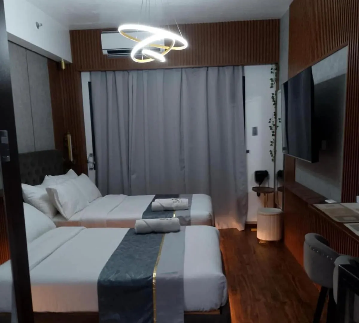 2 Double Beds With Balcony Apartment Manila Philippines