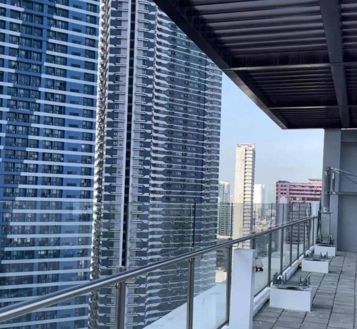 2 Double Beds With Balcony Apartment Manila