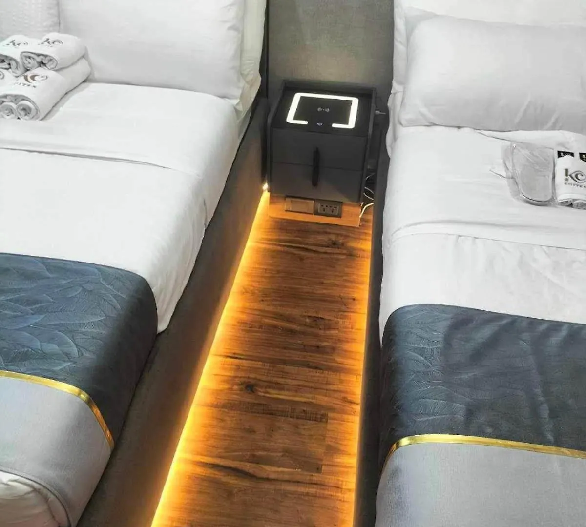 2 Double Beds With Balcony Apartment Manila