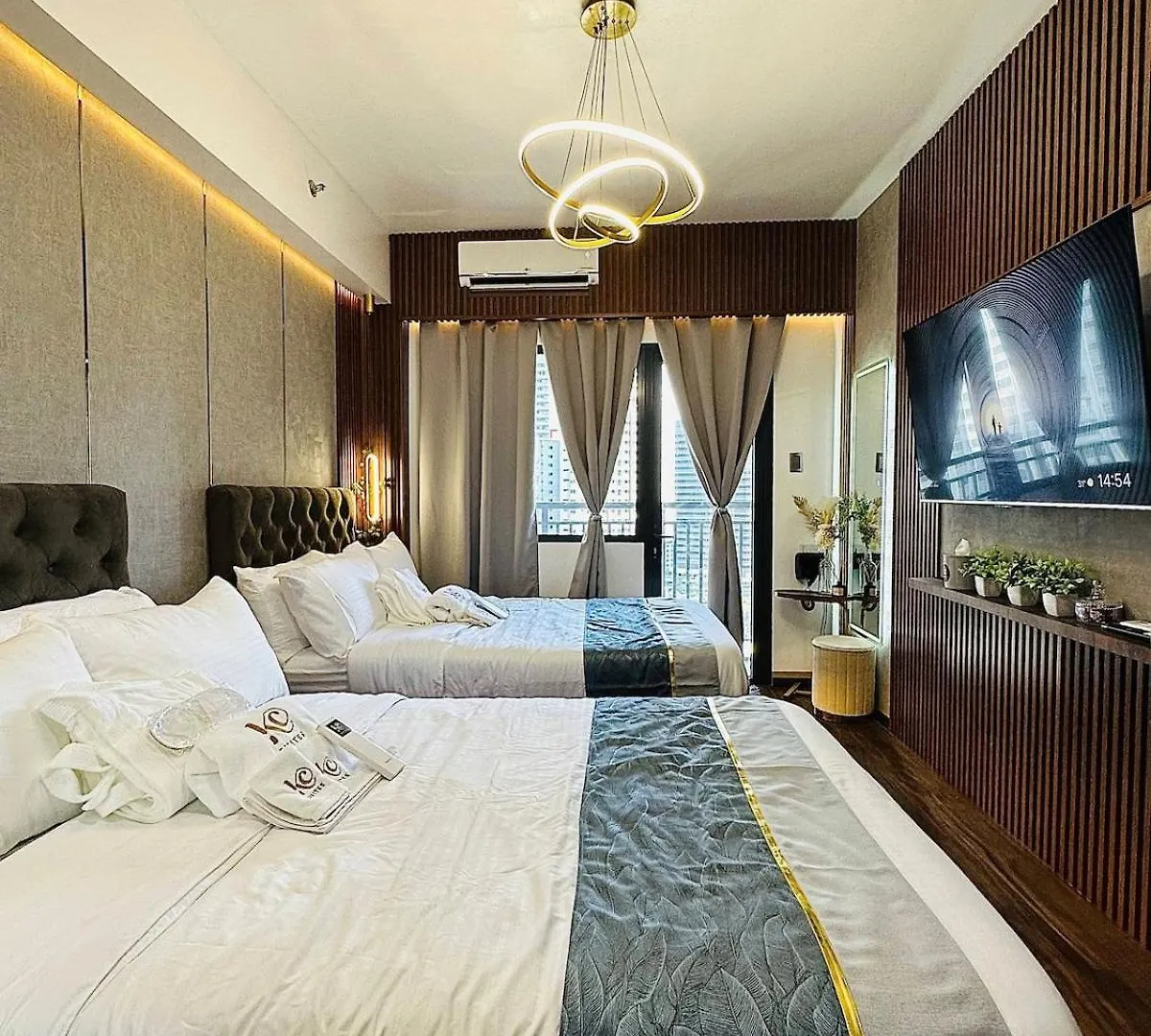 2 Double Beds With Balcony Apartment Manila
