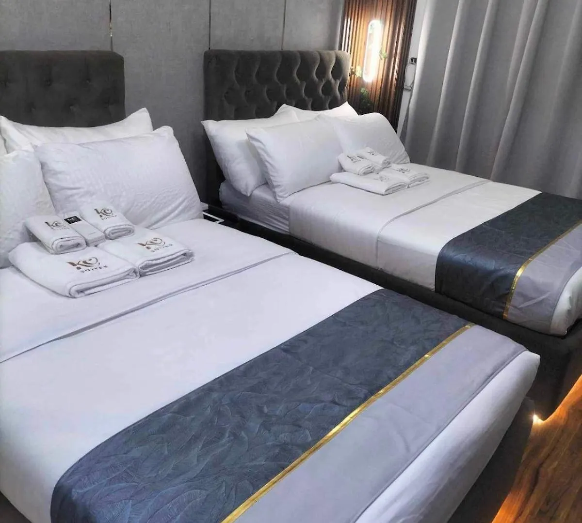 2 Double Beds With Balcony Apartment Manila