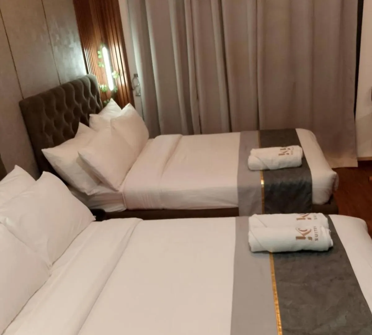 2 Double Beds With Balcony Apartment Manila