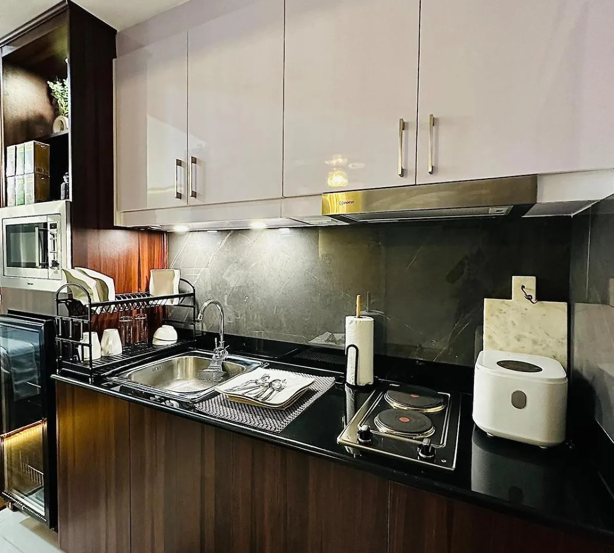 2 Double Beds With Balcony Apartment Manila