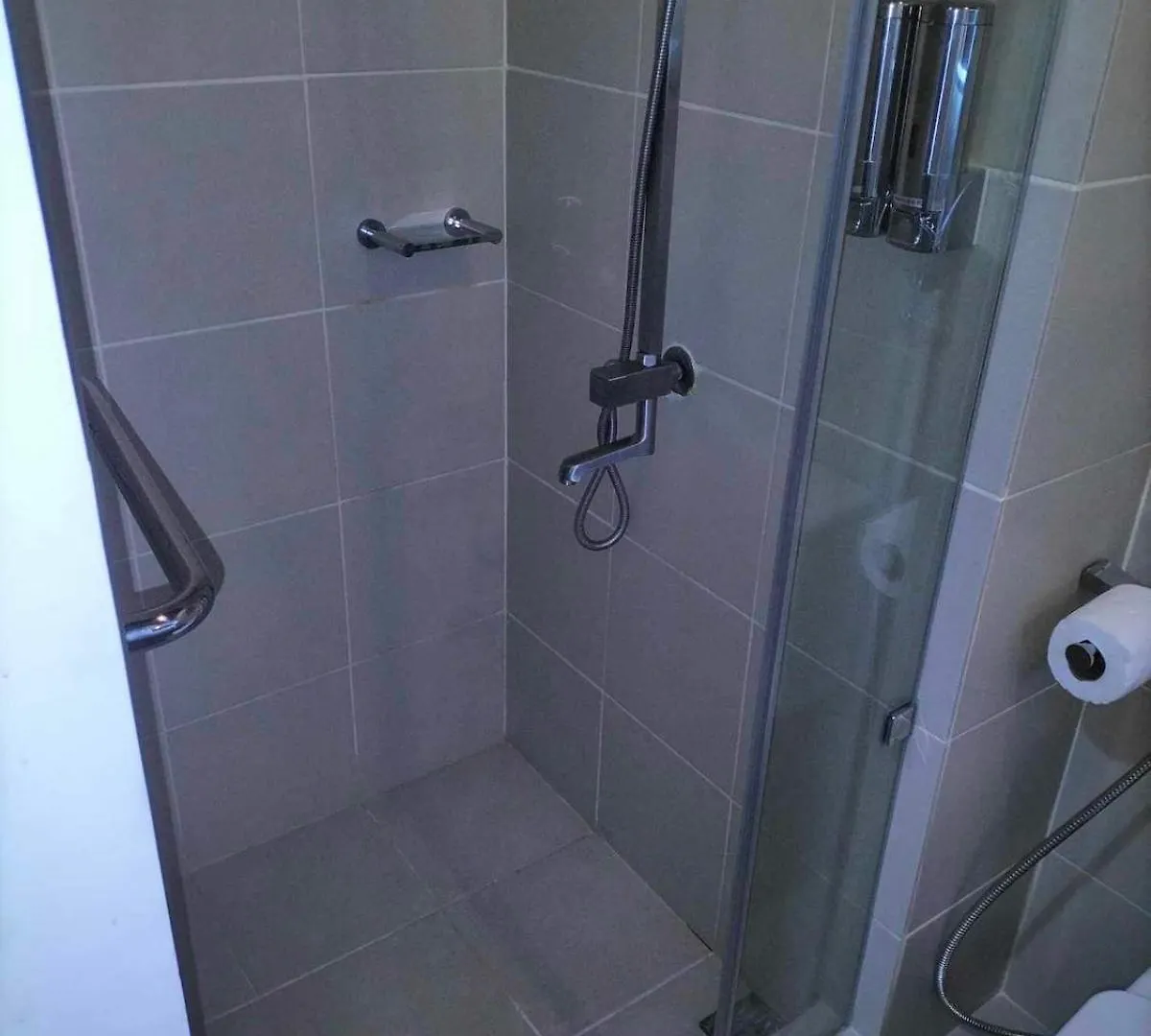 2 Double Beds With Balcony Apartamento Manila
